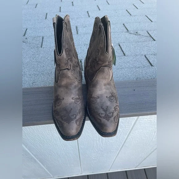 Brand new so cute and so comfortable roper booties!!! 🫶🏻🫶🏻❤️❤️ - Picture 8 of 9